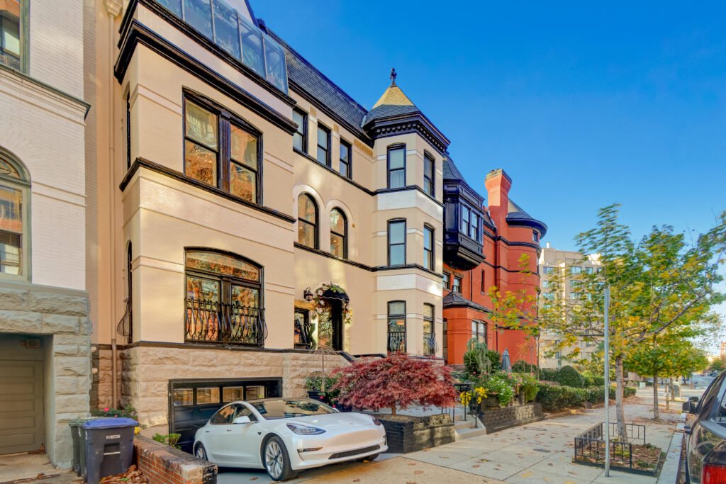 outside-parking-space-bnb-near-white-house